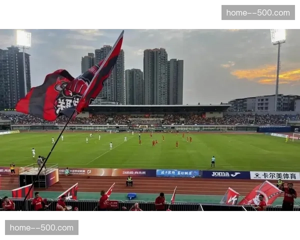 拜合拉木前场逼抢积极 铜梁龙年轻前锋战术执行力强